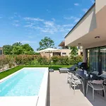 Quercus Village App 12 Mit Privatem Pool By Interhome カリガドル